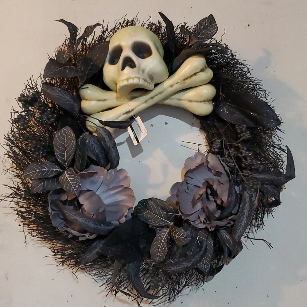Ashland Halloween Wreath ☠️ Skull & Crossbones